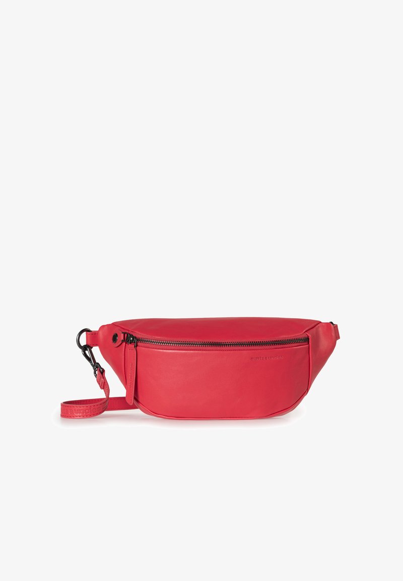 Marsupio in pelle rossa con texture liscia, chiusura con zip e tracolla regolabile. Presenta un design snello per un facile trasporto.