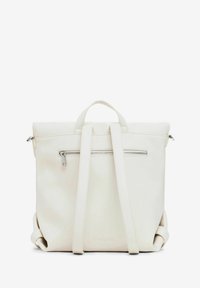 Zaino in pelle bianca con manico superiore, spallacci regolabili, tasca frontale con zip e branding discreto alla base. Texture liscia.