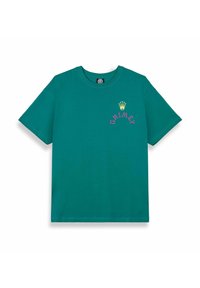 T-shirt in cotone color teal con vestibilità comoda, caratterizzato da una grafica di una corona gialla e testo "GRIMEY" in rosa, scollatura rotonda e maniche corte.