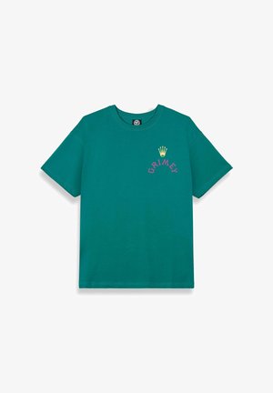 Turkusowa bawełniana koszulka o luźnym kroju, z żółtą grafiką korony i napisem "GRIMEY" w kolorze różowym, okrągłym dekoltem oraz krótkimi rękawami.