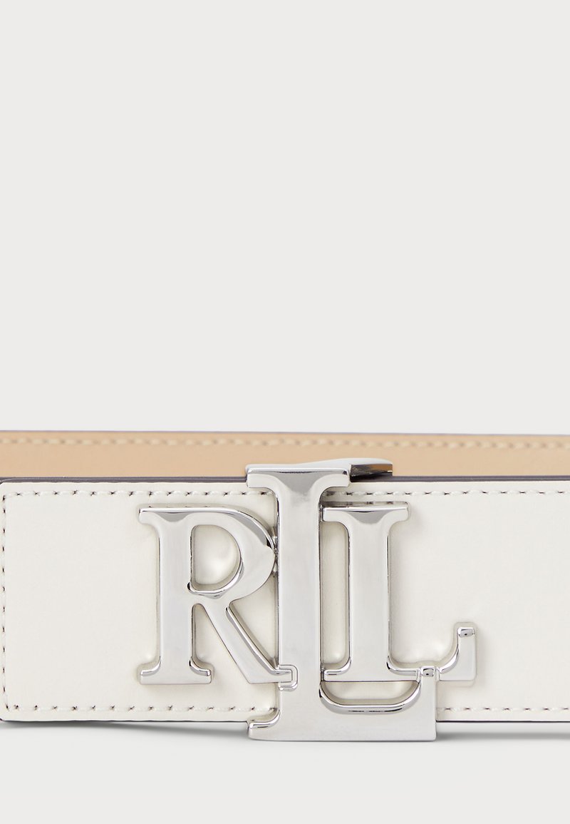 Cintura in pelle bianca con fibbia in metallo argentato con logo "RL", dettagli di cucitura visibili e una texture liscia.