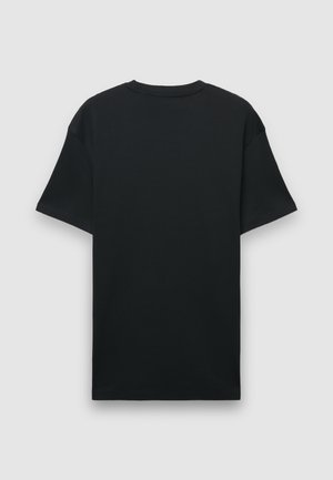 T-shirt en coton noir à manches courtes, col rond et coupe décontractée. Le tissu semble lisse, sans motifs ni décorations.