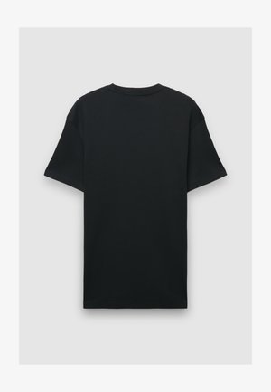 T-shirt en coton noir à manches courtes, col rond et coupe décontractée. Le tissu semble lisse, sans motifs ni décorations.