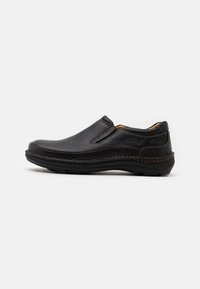 Schwarzer Slipper aus strukturiertem Leder, mit dezenten Nähdetails und einer gepolsterten Sohle für Komfort. Glatte Oberfläche im gesamten Schuh.