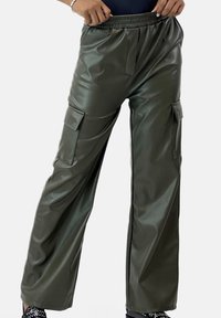 Groene cargo broek van nep leer met een ontspannen pasvorm, voorzien van zijzakken en een elastische tailleband. Gladde textuur en lichtgewicht ontwerp.
