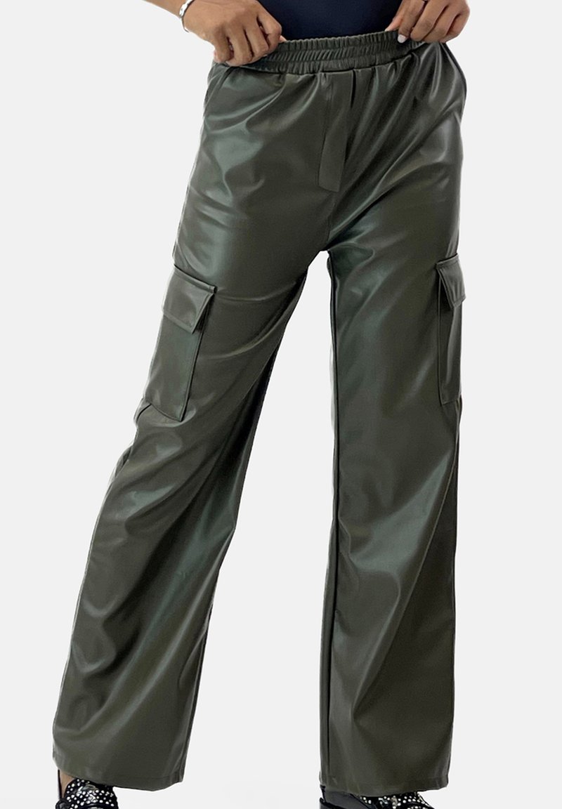 Groene cargo broek van nep leer met een ontspannen pasvorm, voorzien van zijzakken en een elastische tailleband. Gladde textuur en lichtgewicht ontwerp.