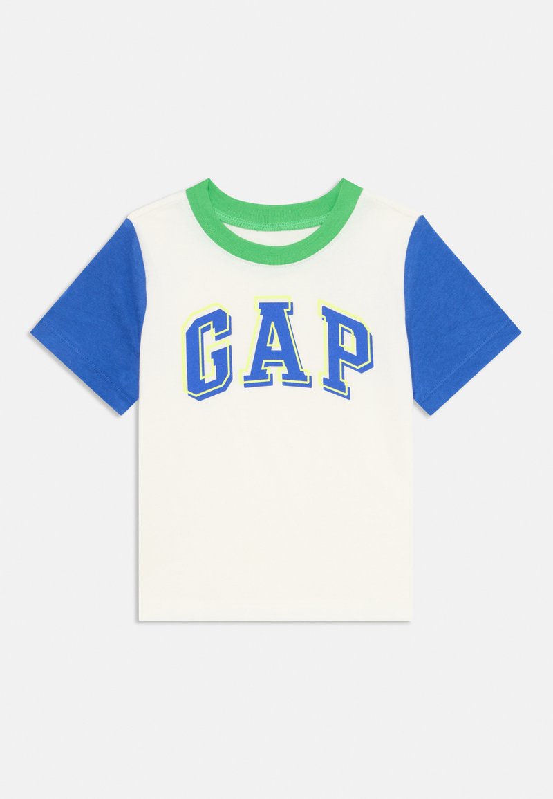 Tričko s krátkym rukávom so svetlým telom, modrými rukávmi, zeleným golierom a logom "GAP" v tučných modrých a žltých písmenách.