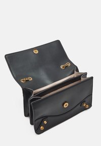 Mustat nahkalaukku, jossa on sileä pinta, kultasävyiset yksityiskohdat, napitus ja kaksi sisätilaa. Sisältää koristeellisia yksityiskohtia.