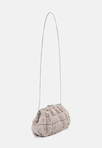 Borsa a tracolla in pelliccia sintetica rosa pallido con motivo trapuntato, tracolla in catena argentata e chiusura con gancio metallico. Forma arrotondata, superficie testurizzata.