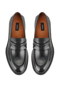 Zwarte leren loafers met een gladde afwerking, voorzien van een gestikt accent, ronde neus en een tan leren binnenzool. Gelabeld "DESA".