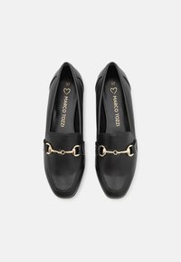 Mocassins en cuir noir avec un bout carré, ornés d'une chaîne dorée à l'avant et d'une semelle intérieure de marque, taille 37.