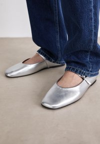 MARY JANE - Balerínky s remienkom okolo členku - silver