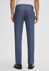 Pantaloni tailored blu navy in un tessuto strutturato, con gamba dritta, due tasche posteriori con bottone e vita con passanti per cintura.
