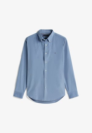 Himmelblaues langärmliges Hemd mit Knopfleiste, das einen klassischen Kragen, eine dezente Textur und ein kleines Logo auf der linken Brust aufweist. Aus Baumwollmischgewebe.