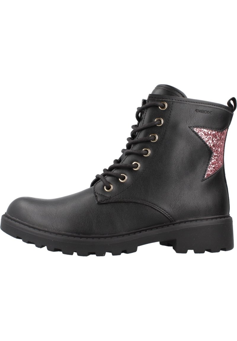 Stivaletti alla caviglia in pelle nera con superficie texture, occhielli dorati e un accento a forma di stella glitterata rosa sul lato. Suola in gomma spessa.