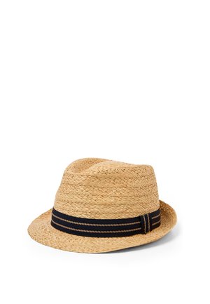Natuurlijke strooien fedora hoed met zwarte en beige gestreepte stoffen band rond de basis, geplaatst op een witte achtergrond.