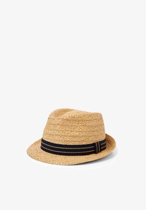 Natürlicher Strohhut Fedora mit schwarzem und beigem gestreiftem Stoffband um die Basis, auf weißem Hintergrund liegend.