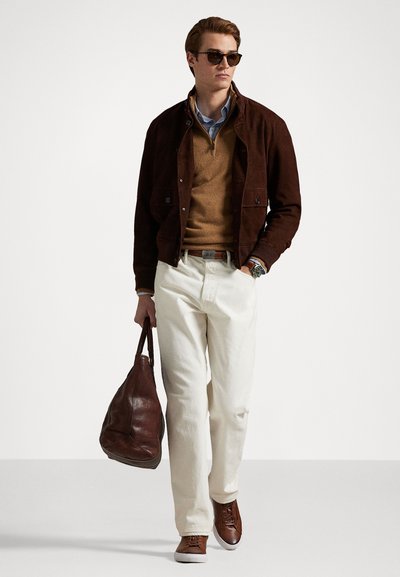 Καφέ σουέτ ζακέτα, καφέ πουλόβερ, πουκάμισο με γιακά, λευκά παντελόνια, καφέ sneakers, κρατώντας μια καφέ δερμάτινη τσάντα. Αξεσουάρ περιλαμβάνουν γυαλιά ηλίου και ρολόι.