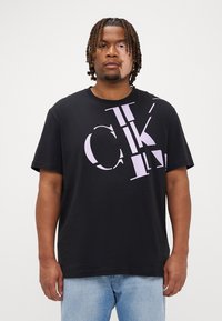 Calvin Klein Jeans SCATTERED LOGO TEE - Print T-shirt - lilac/black