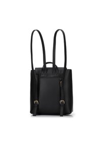 Zaino in pelle nera con spalline regolabili, manico superiore e tasca frontale con zip. Texture liscia con dettagli in hardware dorato.