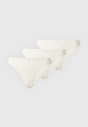 Drie witte damesbikini’s met kanten patroon en kleine decoratieve strikjes op de voorste taillebanden, geplaatst in een diagonale lijn.