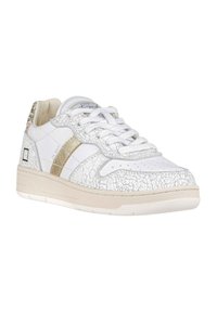 Sneaker bianco con texture argentata crepata, strisce dorate e suola in gomma beige. Design con lacci e dettagli imbottiti sul colletto e sulla linguetta.