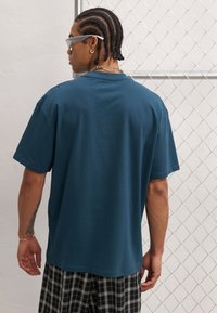 YOURTURN UNISEX BASIC OVERSIZED T-SHIRT - Lihtne T-särk - blue-grey