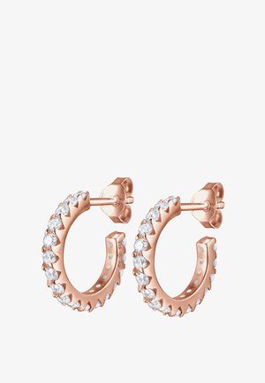 Boucles d'oreilles créoles en or rose avec un bord texturé, ornées de pierres claires étincelantes sur le devant et dotées d'une fermeture à tige sécurisée.