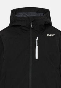 Svart hettejakke med glidelås foran, hvitt glidelåslomme på brystet og CMP-logo på øvre høyre bryst.