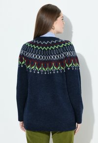 Maglione lavorato a maglia blu navy con una scollatura decorata in rosso, verde, grigio e bianco. Maniche lunghe con una vestibilità comoda e orlo dritto.