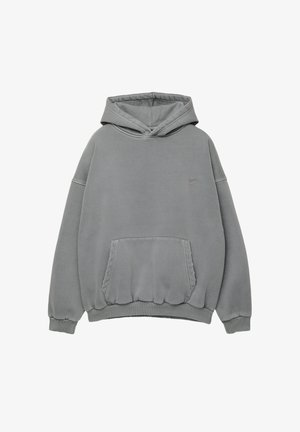 Hoodie gris oversize avec poche kangourou à l'avant, poignets et ourlet côtelés, et un petit logo brodé sur la poitrine gauche.