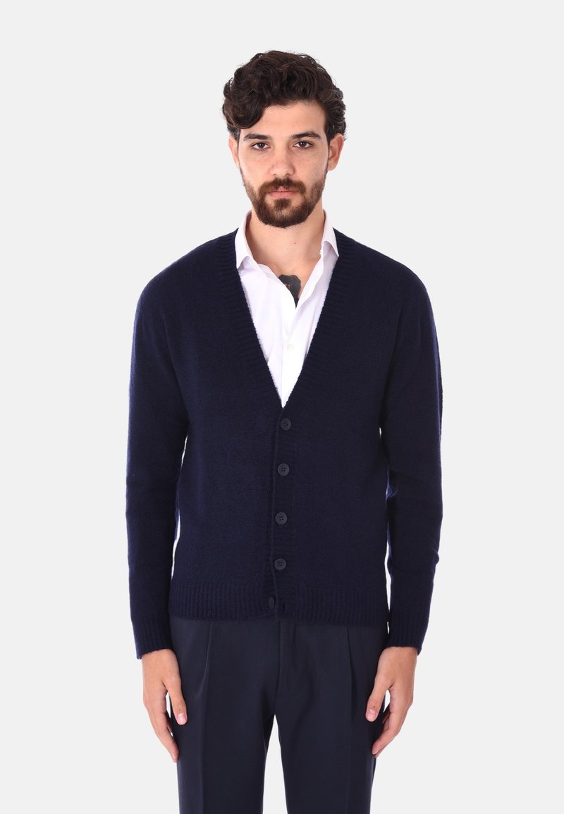 Cardigan navy con scollatura a V, chiusura con bottoni e polsini a coste. Realizzato in materiale morbido, presenta una vestibilità slim e un design minimal.