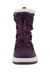 Stivale invernale viola per bambino con motivi a stelle bianche, lacci spessi, bordo in pelliccia bianca e suola in gomma bianca, mostrato di fronte.