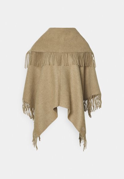 Poncho à franges en tan, en matière tricotée douce. Encolure arrondie, coupe ample avec une forme triangulaire, et franges décoratives le long de l'ourlet.