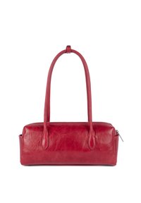 Sac à main rectangulaire en cuir rouge avec deux longues anses et une fermeture éclair, présenté sur un fond blanc.