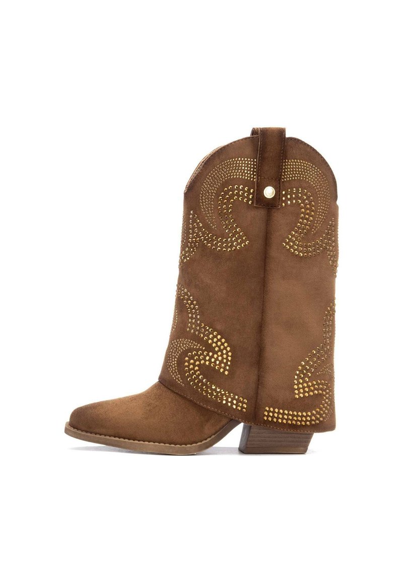 Stivale da cowboy in suede marrone con punta appuntita, decorato con borchie dorate in un motivo a spirale, e un tacco corto impilato.