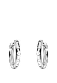 Silver hoop örhängen med släta ytor och fem små inbäddade klara kristaller längs framsidan för extra detalj.