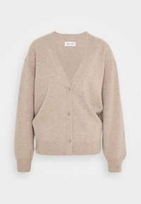 Beige Strickjacke mit V-Ausschnitt, fünf Knöpfen und Rippbündchen. Weiche Textur und lässige Passform, geeignet für die Freizeit.
