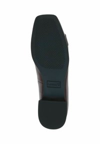 Zunanji del rjave usnjene čevlje z teksturiranim črnim gumijastim podplatom, ki ima nizko peto in vtisnjen logotip. Gladka površina z minimalnim šivanjem.