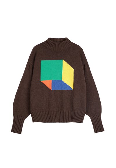 Maglione a maglia marrone con un grande design geometrico in verde, giallo, blu e arancione. Il collo alto e i polsini a coste completano il look.