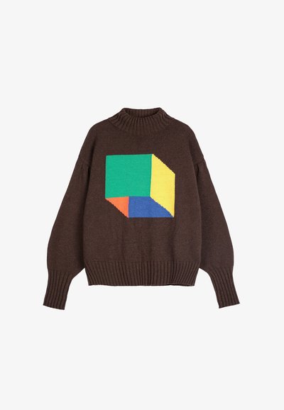 Maglione a maglia marrone con un grande design geometrico in verde, giallo, blu e arancione. Il collo alto e i polsini a coste completano il look.