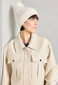 Seleccionado, offwhite