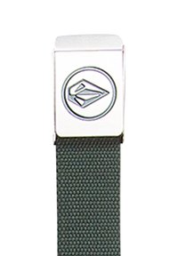 Sangle tissée grise avec un fermoir en métal argenté brillant arborant un design de logo circulaire. Le fermoir a une texture lisse, contrastant avec la sangle.