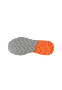 Podešev obuvi s šedým a oranžovým gumovým designem. Vzor podrážky zahrnuje klikaté drážky pro lepší přilnavost. Lehká konstrukce.