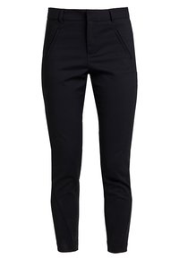 Czarne spodnie slim fit z ukośnymi kieszeniami z przodu, pętelkami na pasek oraz zwężającymi się nogawkami na białym tle.