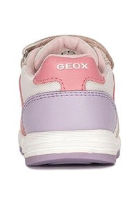 Baskets Geox présentant un design rose, lavande et blanc, avec un col rembourré et un logo au dos. Matériau durable et accents texturés.