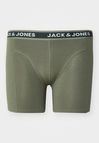 Boxer in verde oliva con tessuto morbido, dotati di un cintura testurizzata etichettata "JACK & JONES" in bianco e nero a contrasto.