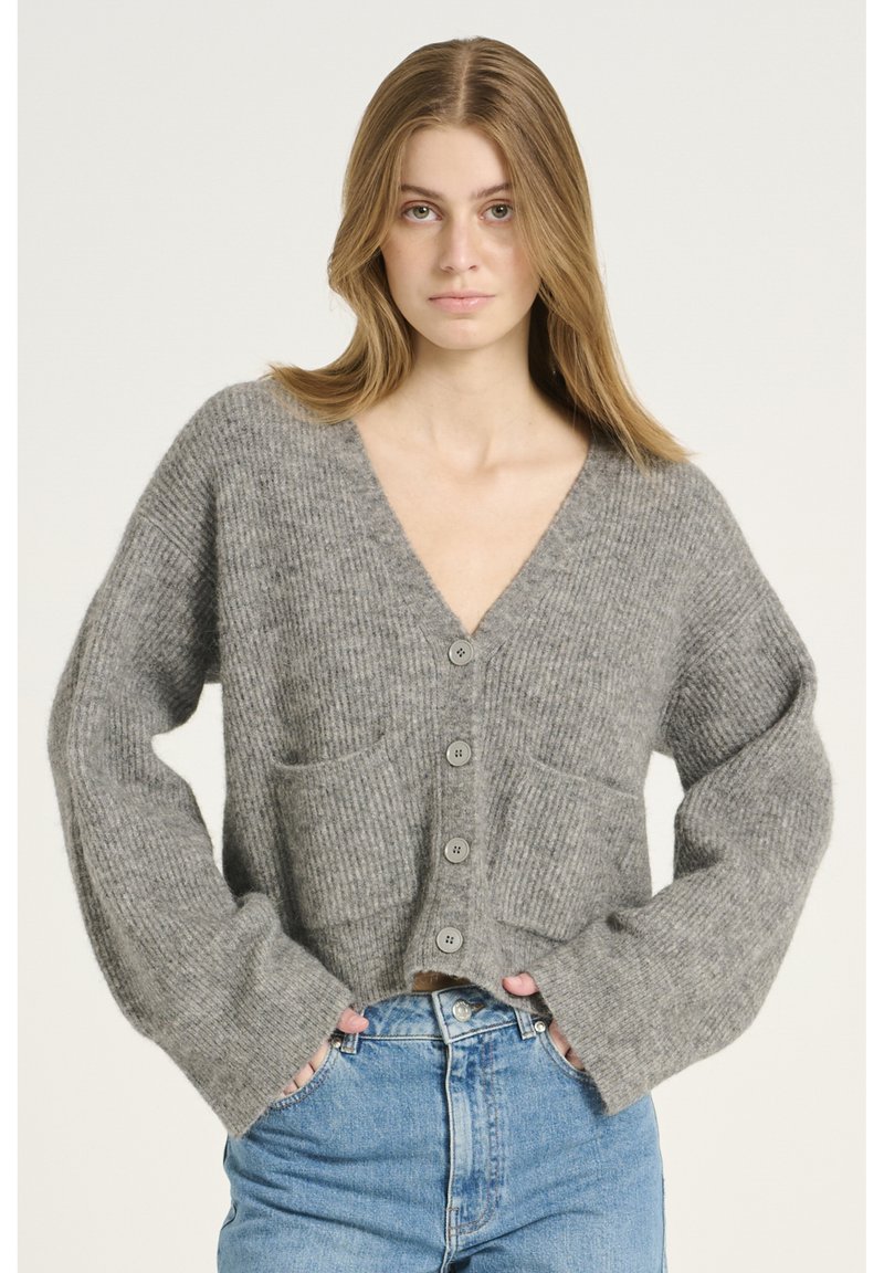 Grau gerippter Strickcardigan mit tiefem V-Ausschnitt, vorderem Knopfverschluss und zwei vorderen Taschen; lockere Passform mit weiten Ärmeln.
