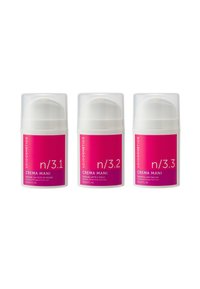 Tre dispenser trasparenti a pressione di crema per le mani, ciascuno con un'etichetta rosa brillante; contrassegnati n/3.1, n/3.2 e n/3.3 con formule distinte.