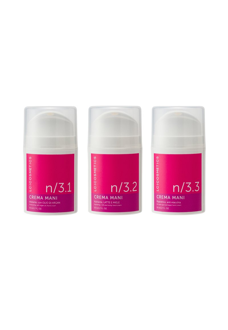Tre dispenser trasparenti a pressione di crema per le mani, ciascuno con un'etichetta rosa brillante; contrassegnati n/3.1, n/3.2 e n/3.3 con formule distinte.